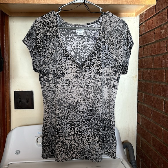 Jaclyn Smith Front Gathered V-Neck Blouse Short Sleeves Paint Splatter Design M - Picture 7 of 16